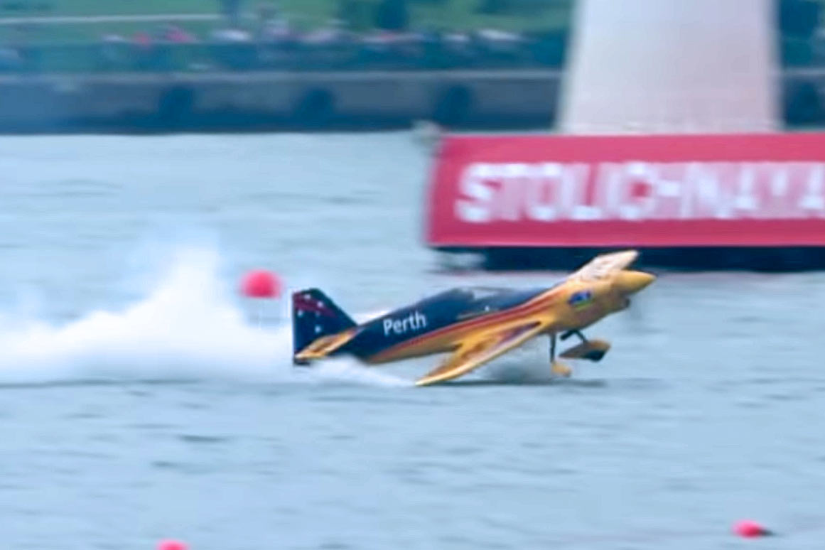 Race Pilot Recovers From Accelerated Stall Less Than 100 Feet Off The ...